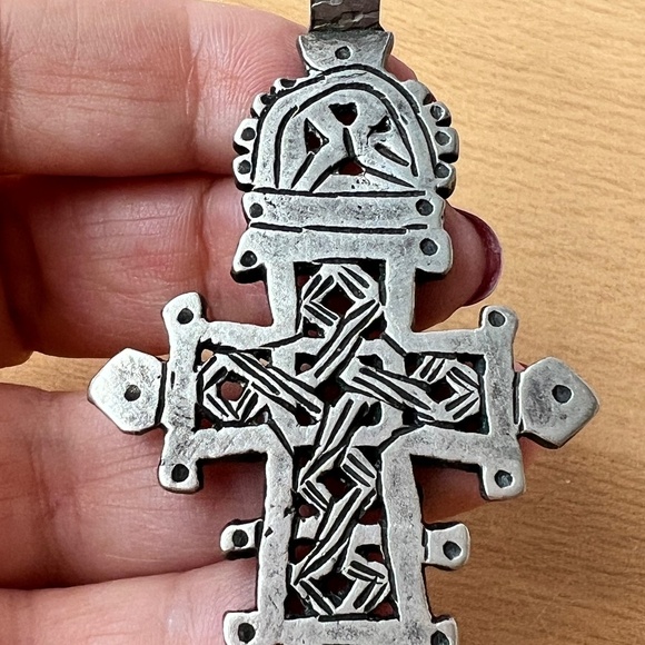 VINTAGE LARGE HAND MADE ORNATE SILVER CROSS PENDANT HEAVY UNUSUAL ONE IF A KIND